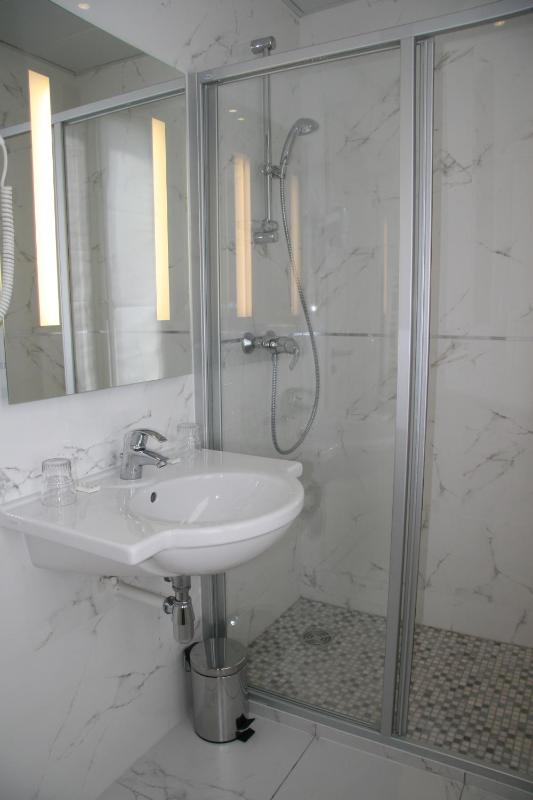 Double Room image 3