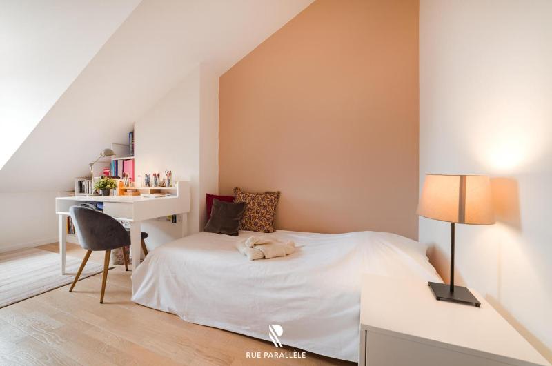 Stylish triplex gem in historic pedestrian center - image 10