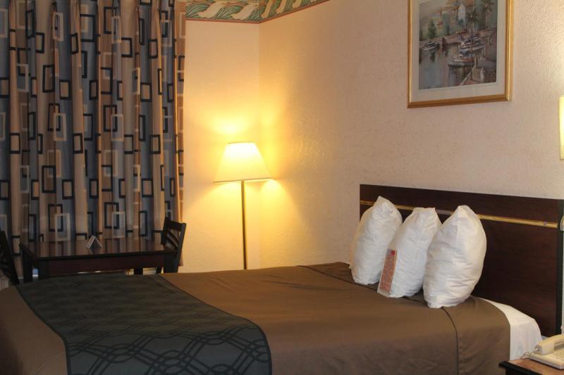 Queen Room with Two Queen Beds - Smoking image 3