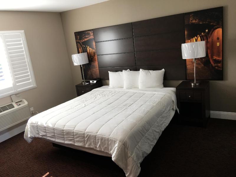 King Room - Non-Smoking image 4