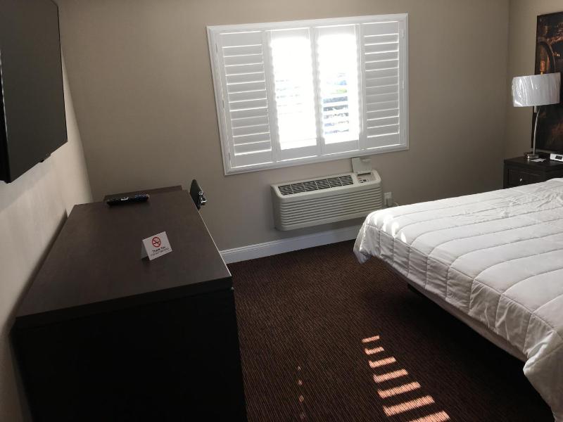 King Room - Non-Smoking image 2