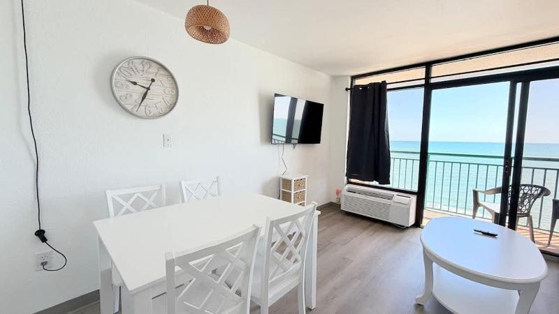 Awesome Oceanfront 1bd pool and hot tub - image 9