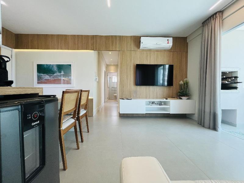 Residencial Cayman - Apartamento espaçoso a apenas 3 minutos da Praia de Palmas com ar-condicionado em todos os cômodos e sacada com vista para a rua. - image 1