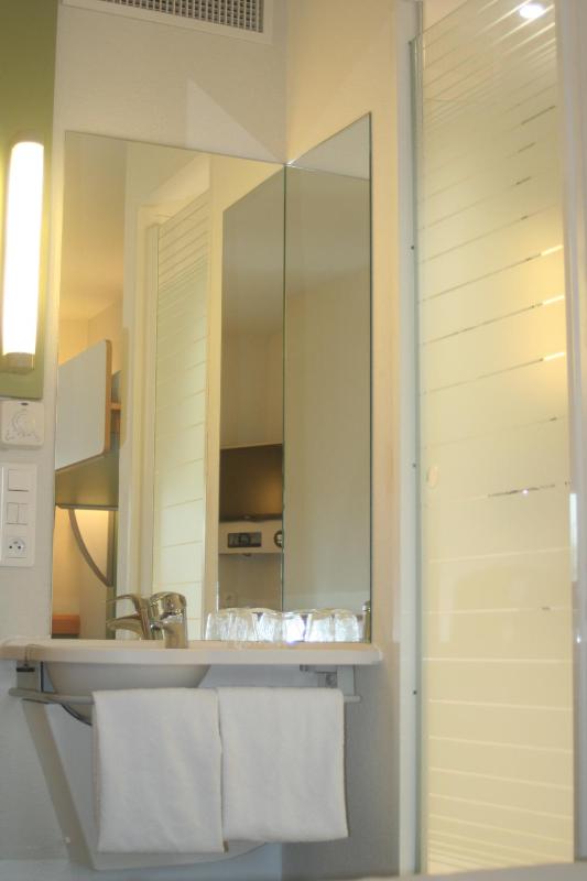 Triple Room with Twin Beds and Bunk Bed image 3