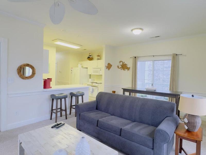 Cozy 1BR Getaway with King Bed Near Beach - image 9