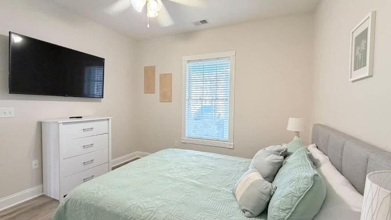 Beautiful ground floor Golf View condo - image 15