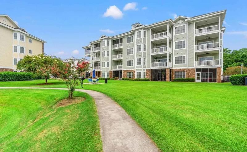 Coastal Comfort 3BR Condo Balcony Elevator - image 1