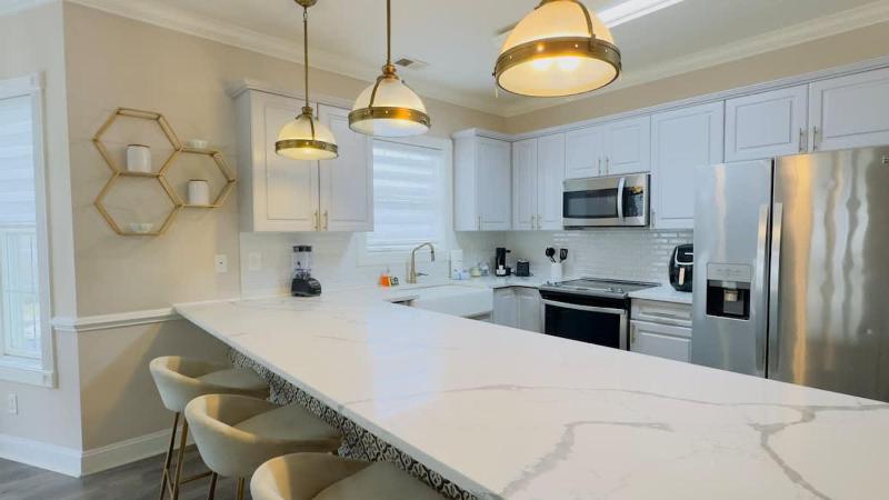 Coastal Comfort 3BR Condo Balcony Elevator - image 15