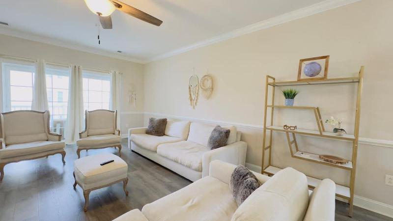 Coastal Comfort 3BR Condo Balcony Elevator - image 14