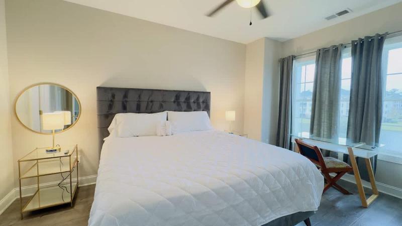 Coastal Comfort 3BR Condo Balcony Elevator - image 26
