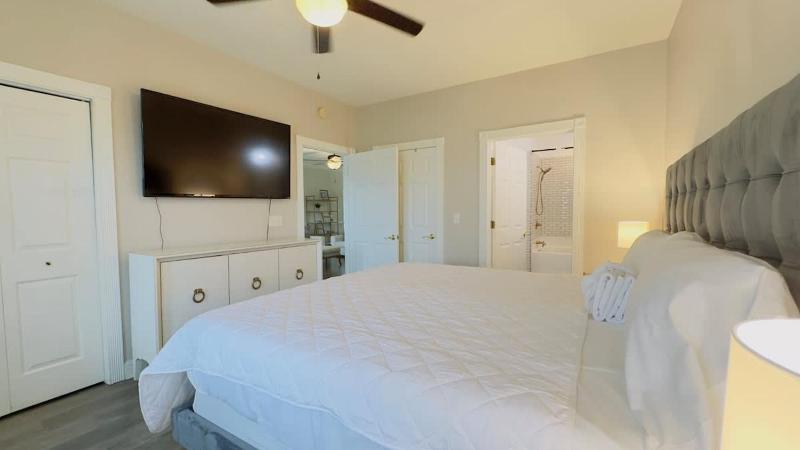 Coastal Comfort 3BR Condo Balcony Elevator - image 17