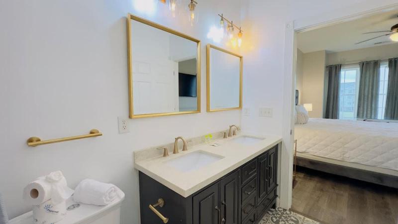 Coastal Comfort 3BR Condo Balcony Elevator - image 40