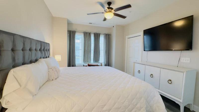 Coastal Comfort 3BR Condo Balcony Elevator - image 10