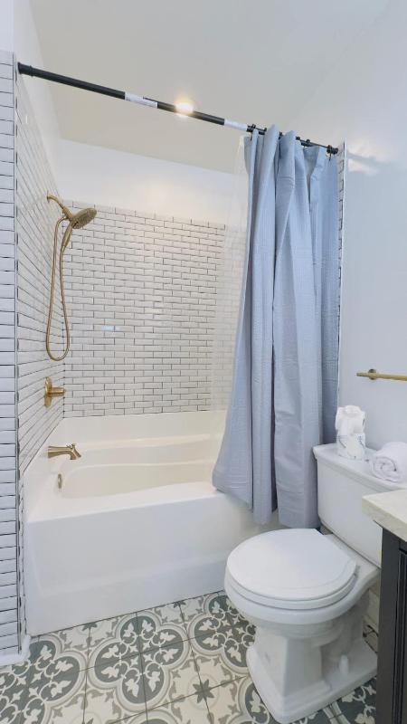 Coastal Comfort 3BR Condo Balcony Elevator - image 38