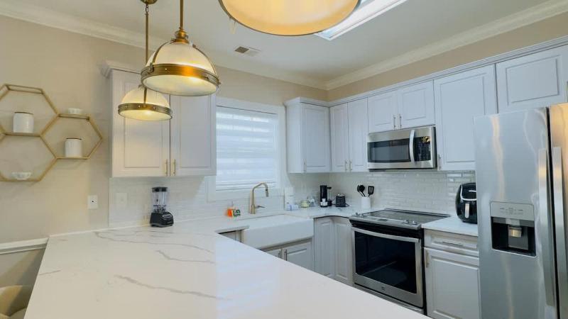 Coastal Comfort 3BR Condo Balcony Elevator - image 44