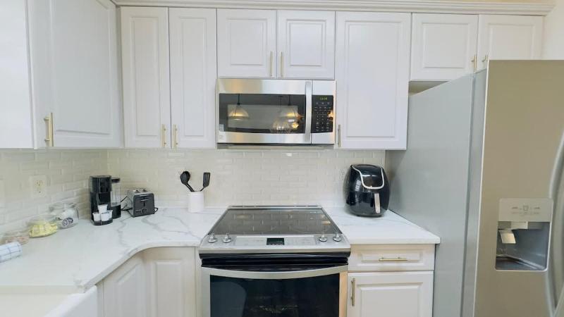 Coastal Comfort 3BR Condo Balcony Elevator - image 22