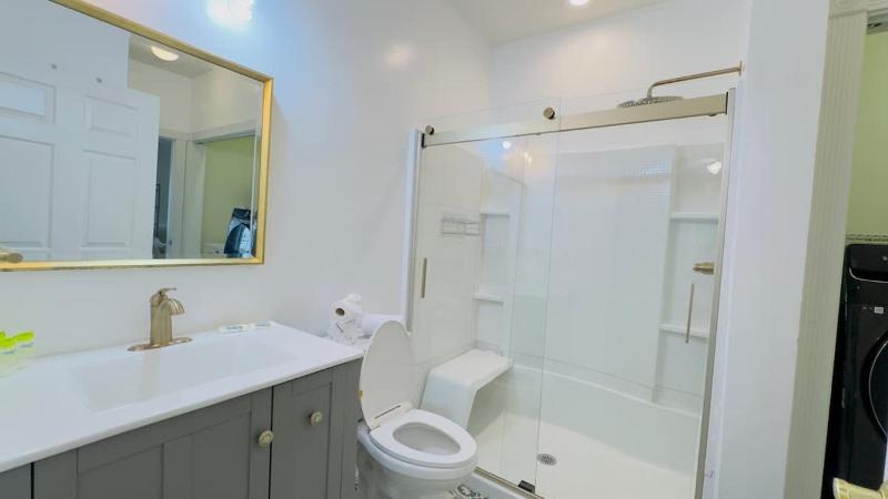 Coastal Comfort 3BR Condo Balcony Elevator - image 34