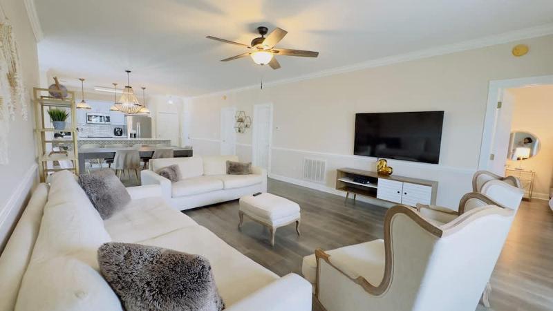 Coastal Comfort 3BR Condo Balcony Elevator - image 8