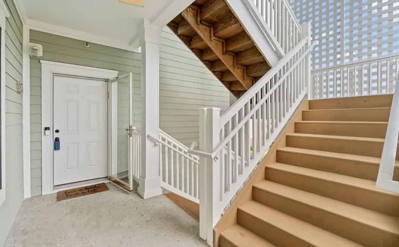 Coastal Comfort 3BR Condo Balcony Elevator - image 20