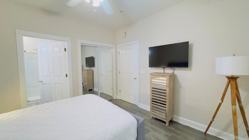 Coastal Comfort 3BR Condo Balcony Elevator - image 27