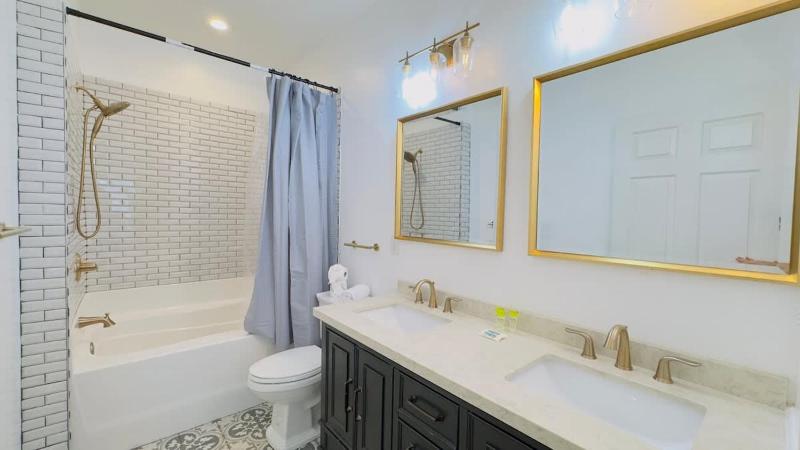Coastal Comfort 3BR Condo Balcony Elevator - image 31