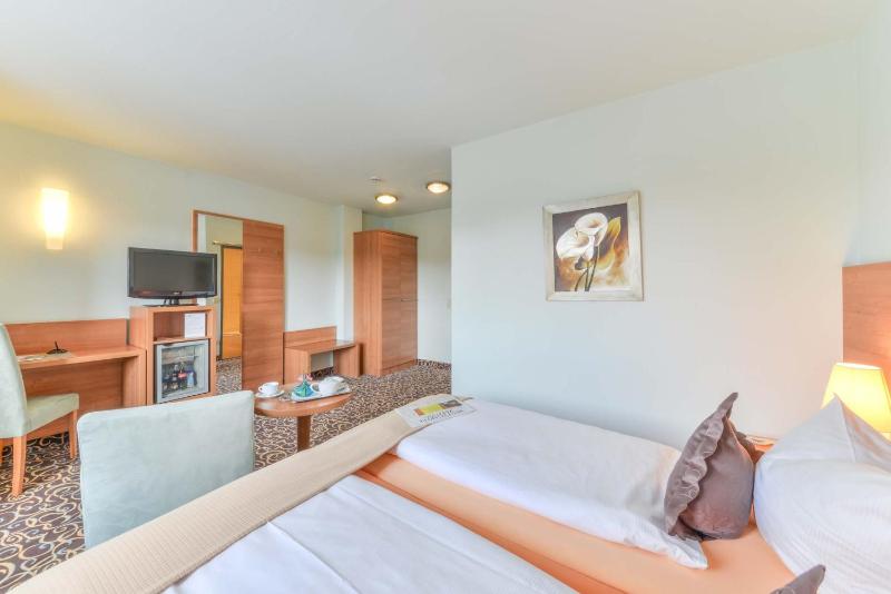 Standard Double Room image 3