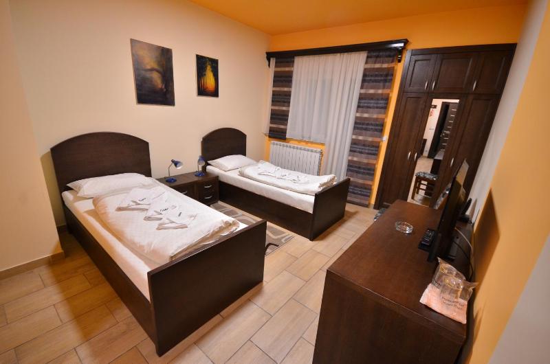 Twin Room image 2