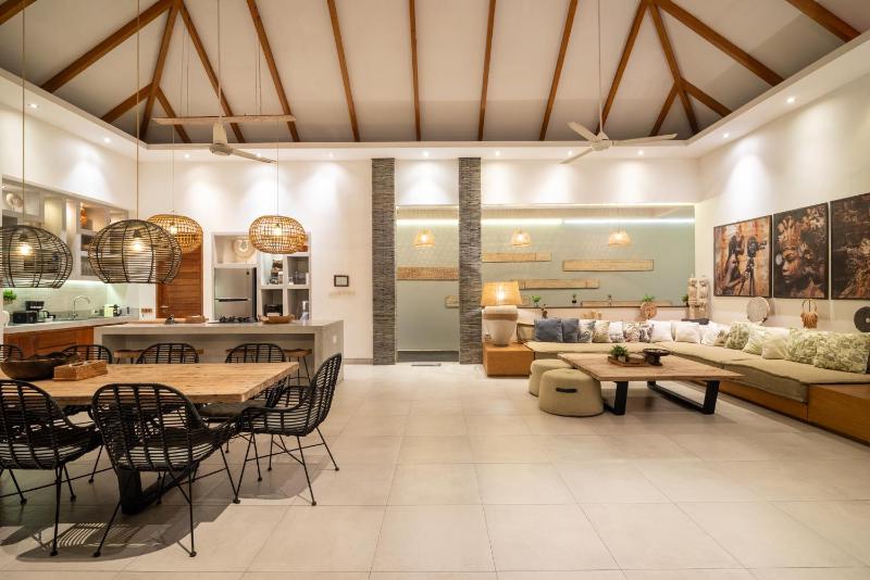 Spectacular 4BR Villa 400m to Beachfront Bliss - image 40