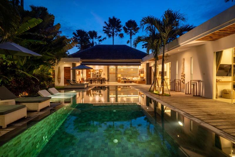 Spectacular 4BR Villa 400m to Beachfront Bliss - image 33
