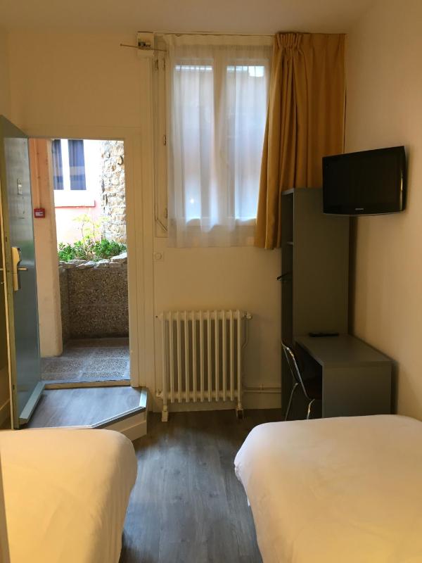 Standard Twin Room image 3