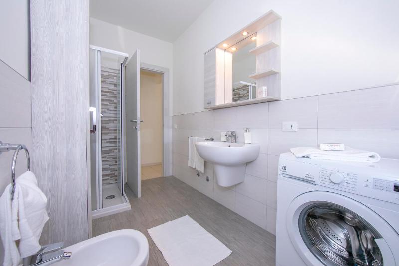 Casa dei Quadri - Lake View Apartment with Balcony - Happy Rentals - image 7