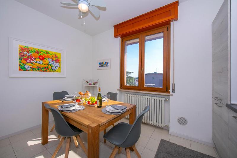 Casa dei Quadri - Lake View Apartment with Balcony - Happy Rentals - image 4