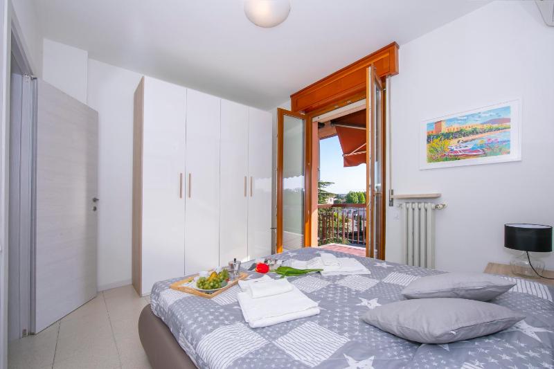 Casa dei Quadri - Lake View Apartment with Balcony - Happy Rentals - image 11