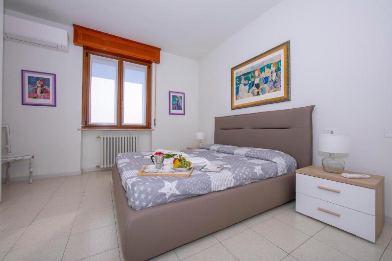 Casa dei Quadri - Lake View Apartment with Balcony - Happy Rentals - image 10