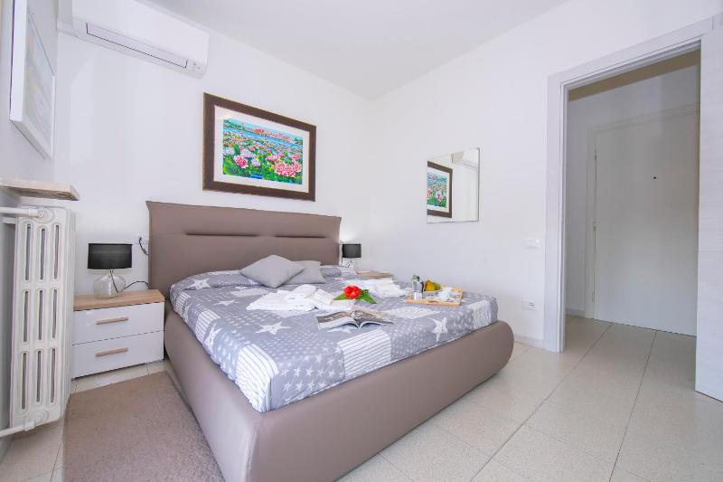 Casa dei Quadri - Lake View Apartment with Balcony - Happy Rentals - image 8