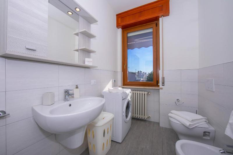 Casa dei Quadri - Lake View Apartment with Balcony - Happy Rentals - image 18