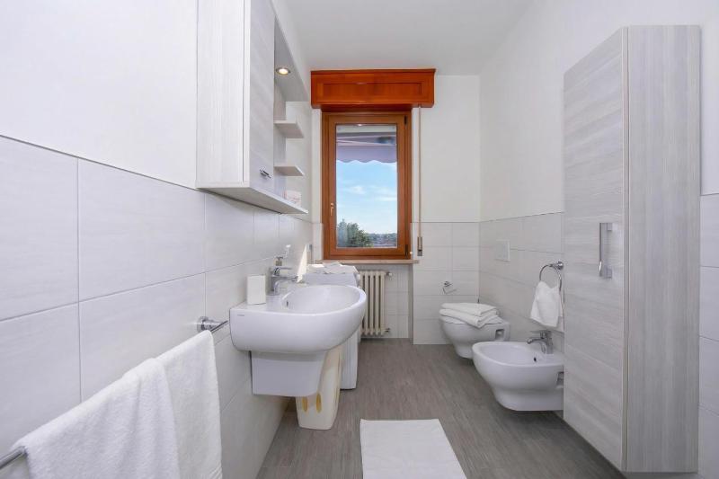 Casa dei Quadri - Lake View Apartment with Balcony - Happy Rentals - image 16