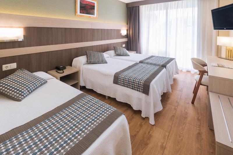 Triple Room (2 Adults + 1 Child) image 1