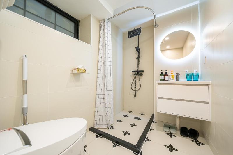 Shanghai Hills & ZINN City Loft Near Metro Line 1 Changshu Rd and Close to Tianzi Fang - image 5