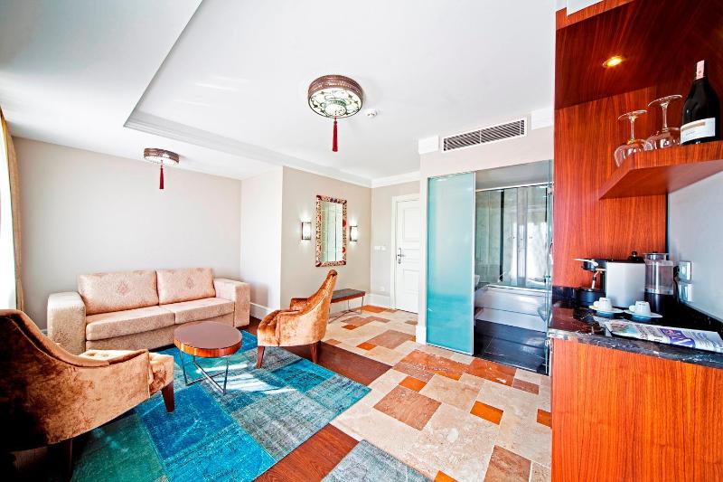 King Suite with Sea View image 3