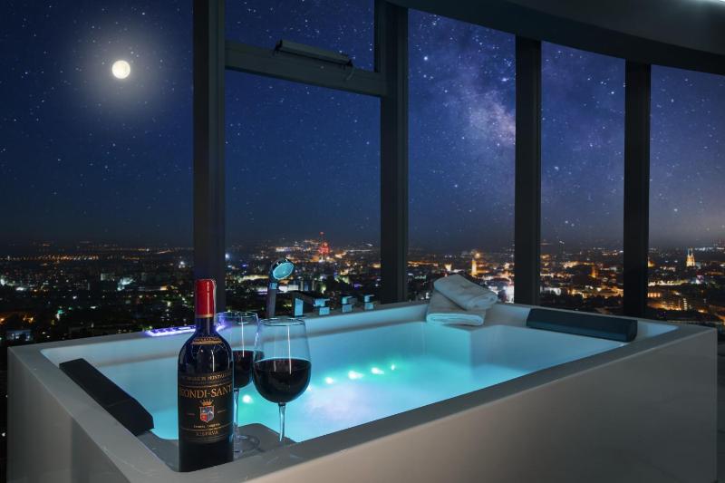 Apartamenty z Jacuzzi w Sky Tower - image 5