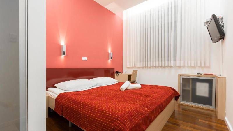 Double Room image 3