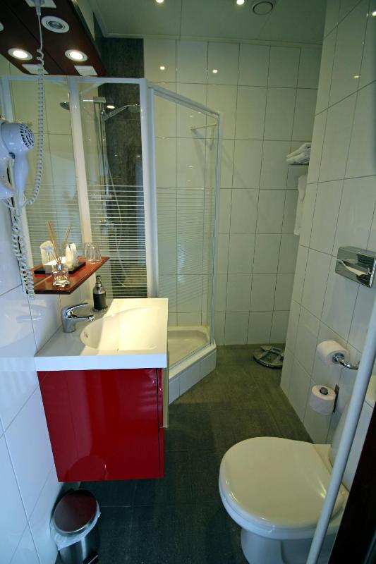 Twin Room image 2