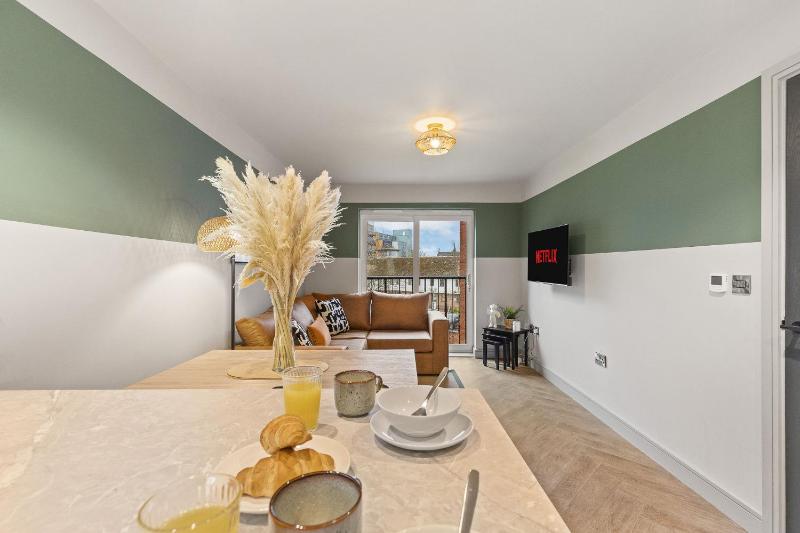 Victoria Court • Stay Angels - image 15