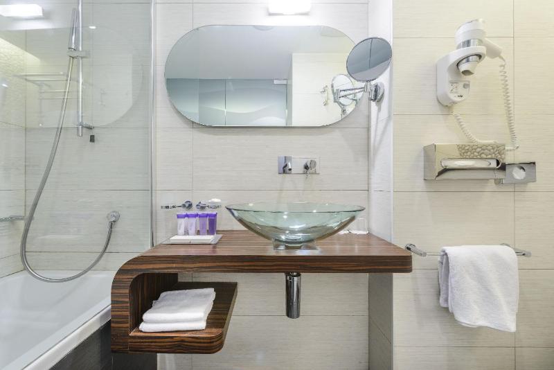 Classic Double or Twin Room with Balcony and Sea Side View image 4