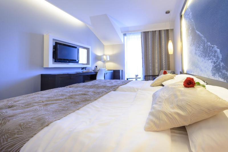 Classic Double or Twin Room with Balcony and Sea Side View image 3