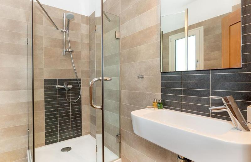 Omolos House - image 21