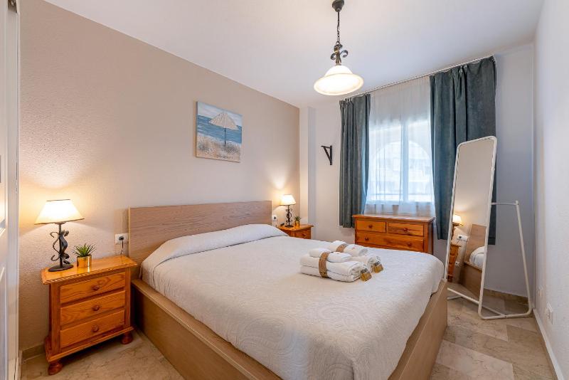 797 HOLIDAY RENTALS-Acogedor piso para 5 en Torrequebrada - image 4