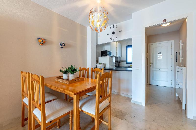 797 HOLIDAY RENTALS-Acogedor piso para 5 en Torrequebrada - image 16