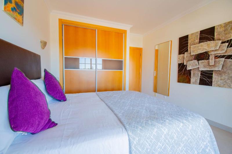 Lily - Fabulous 1-bed apt with roof terrace - image 6
